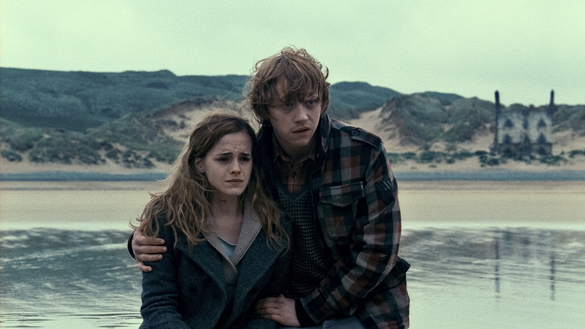 Still of Rupert Grint and Emma Watson in Haris Poteris ir mirties relikvijos. 1 dalis (2010)