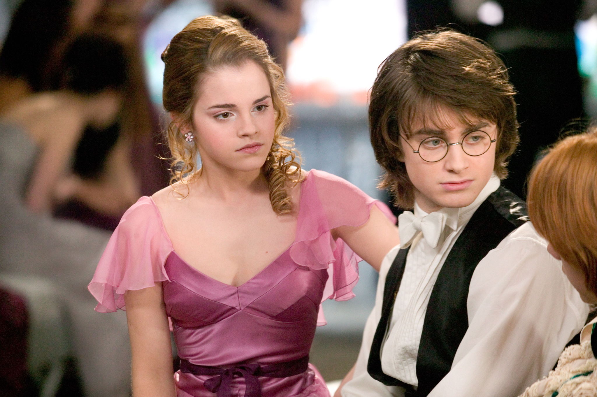 Still of Daniel Radcliffe and Emma Watson in Haris Poteris ir ugnies taure (2005)