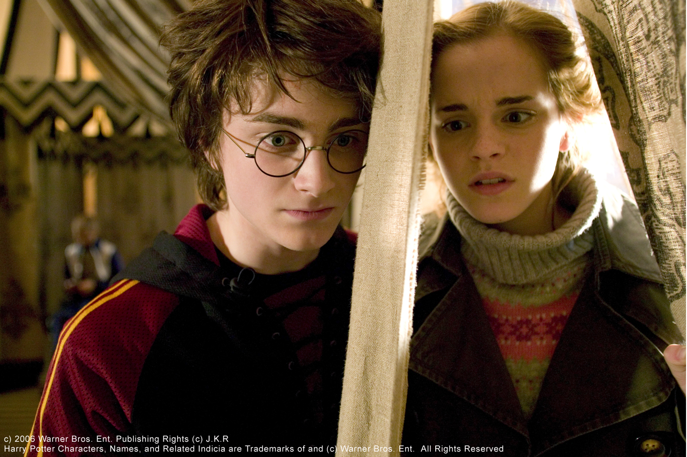 Still of Daniel Radcliffe and Emma Watson in Haris Poteris ir ugnies taure (2005)