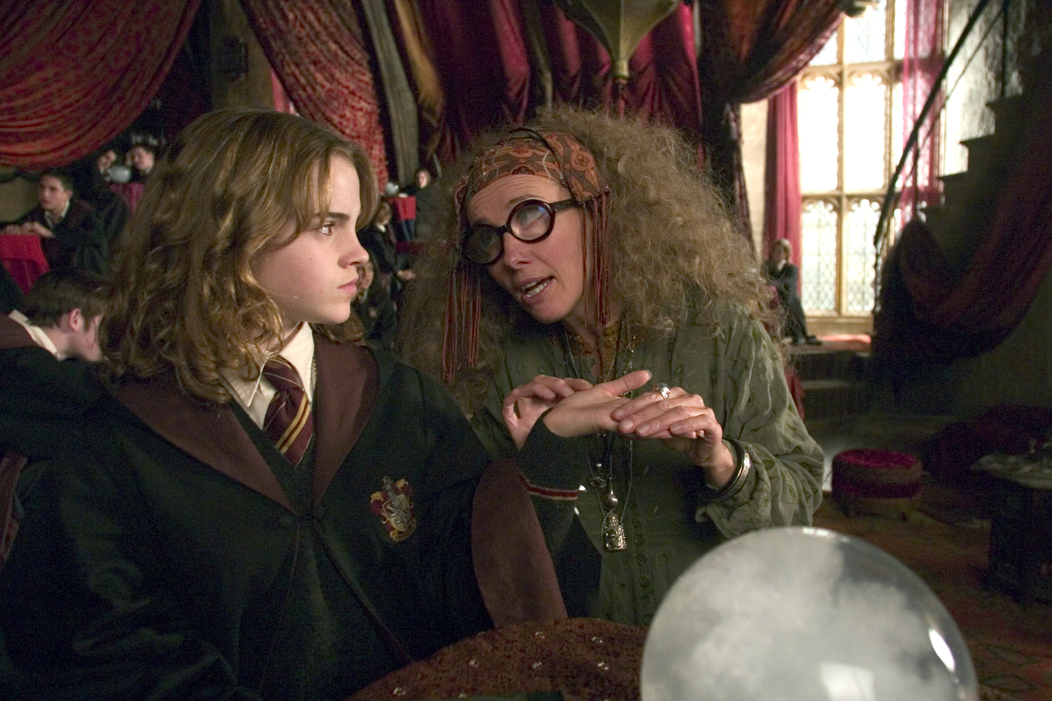 Still of Emma Thompson and Emma Watson in Haris Poteris ir Azkabano kalinys (2004)