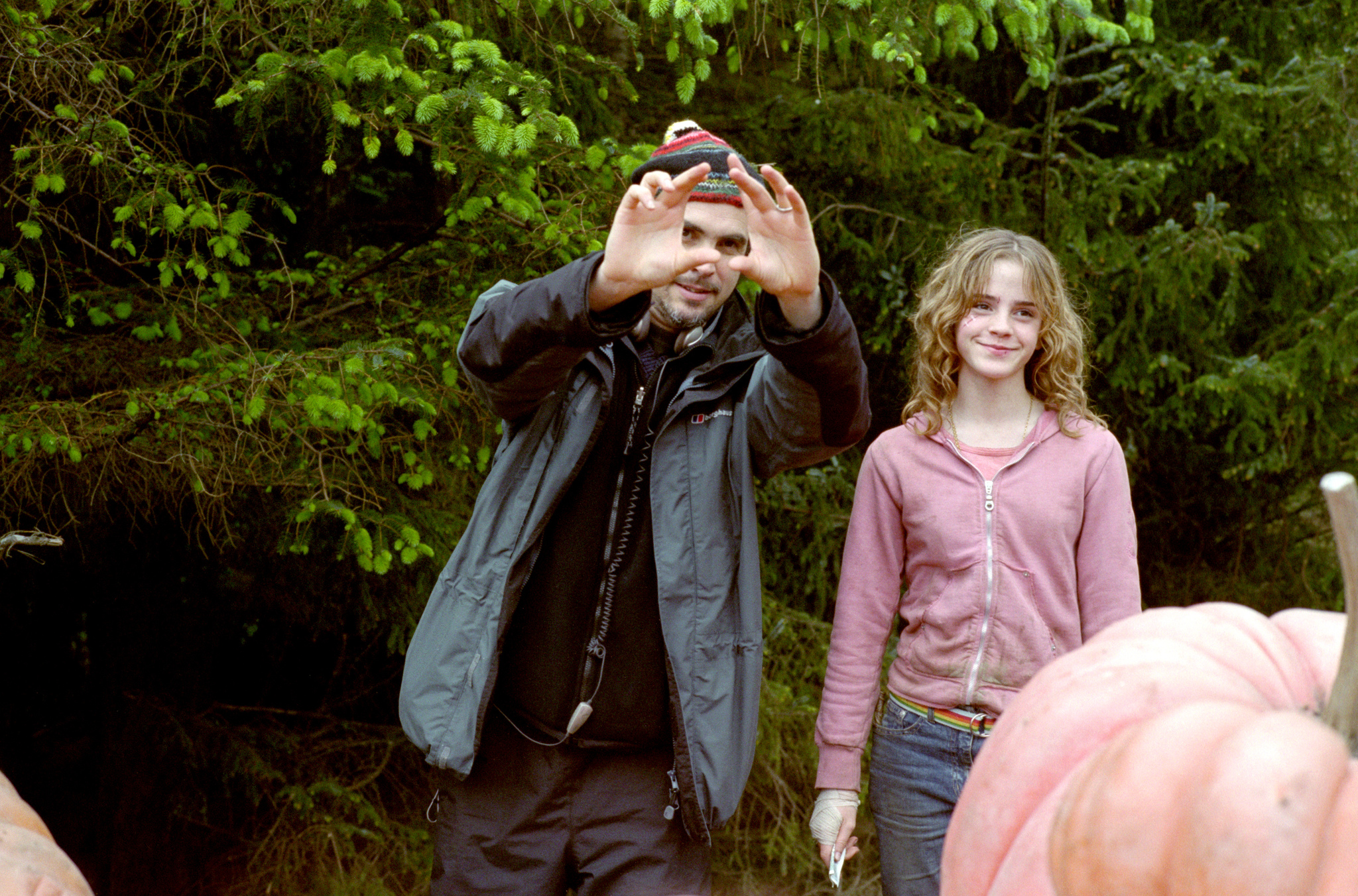Still of Alfonso Cuarón and Emma Watson in Haris Poteris ir Azkabano kalinys (2004)