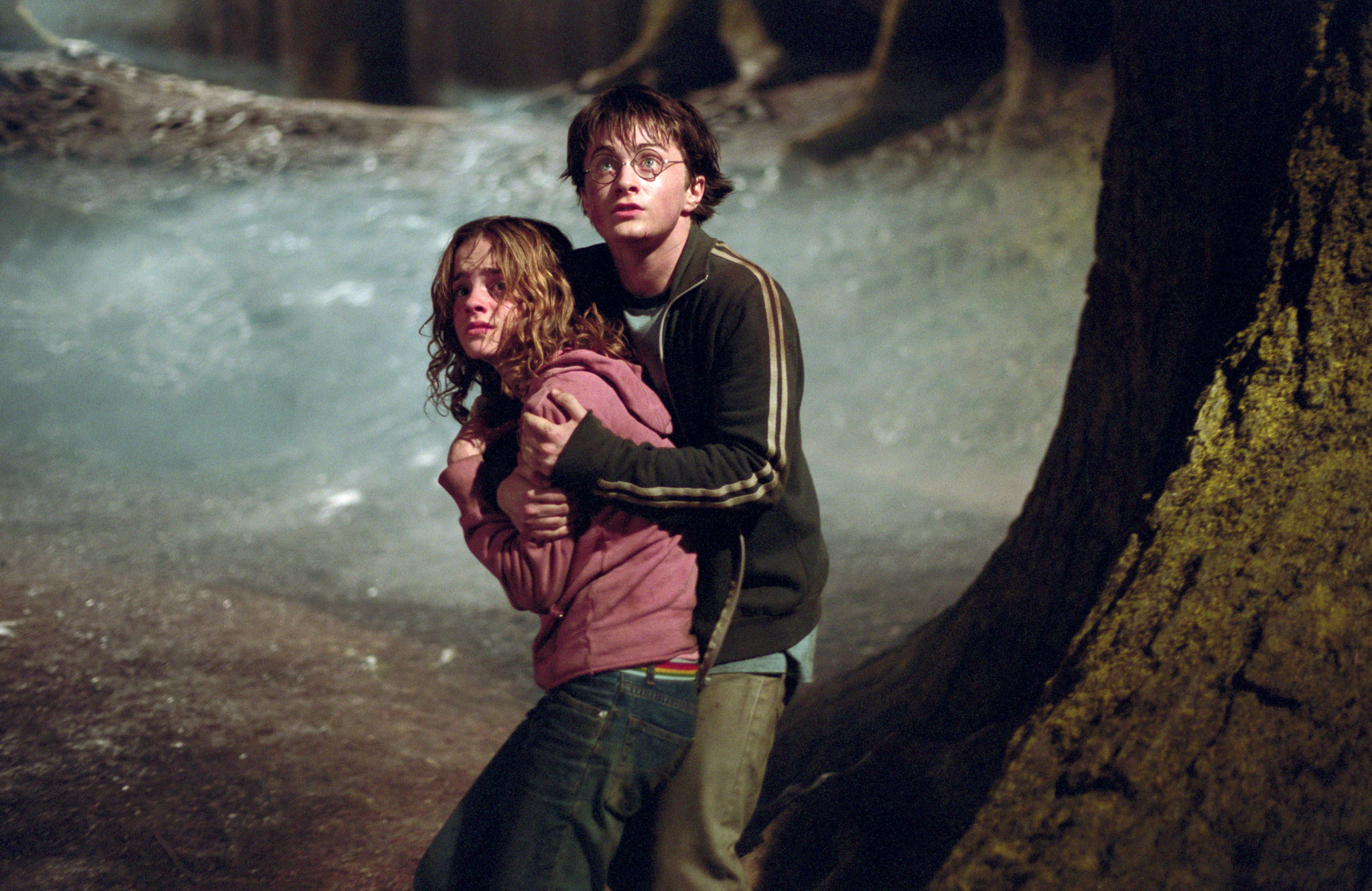 Still of Daniel Radcliffe and Emma Watson in Haris Poteris ir Azkabano kalinys (2004)