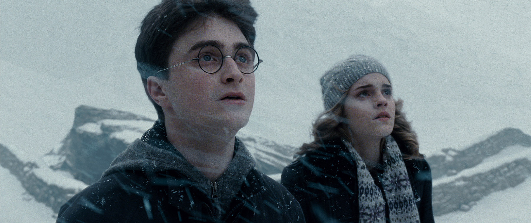 Still of Daniel Radcliffe and Emma Watson in Haris Poteris ir netikras princas (2009)