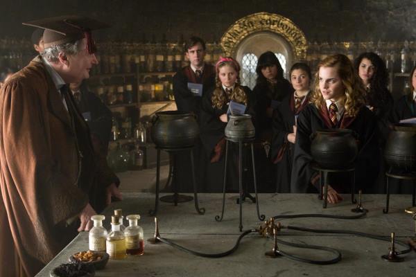 Still of Jim Broadbent and Emma Watson in Haris Poteris ir netikras princas (2009)