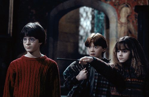 Still of Rupert Grint, Daniel Radcliffe and Emma Watson in Haris Poteris ir isminties akmuo (2001)