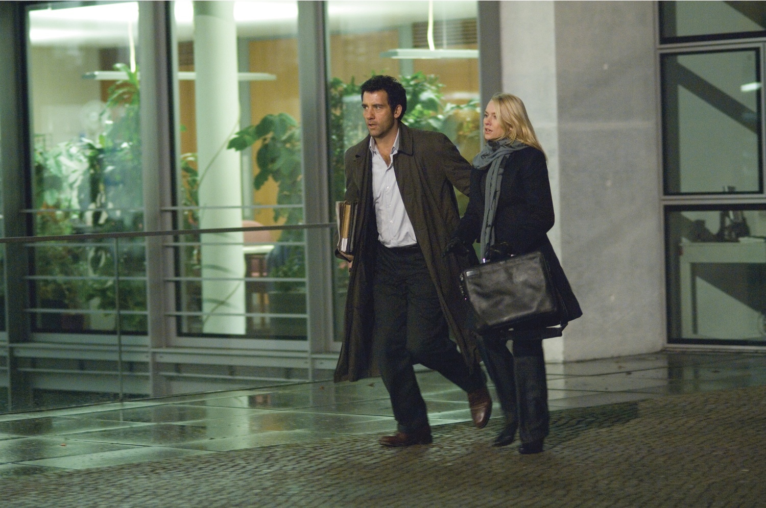 Still of Clive Owen and Naomi Watts in The International (2009)