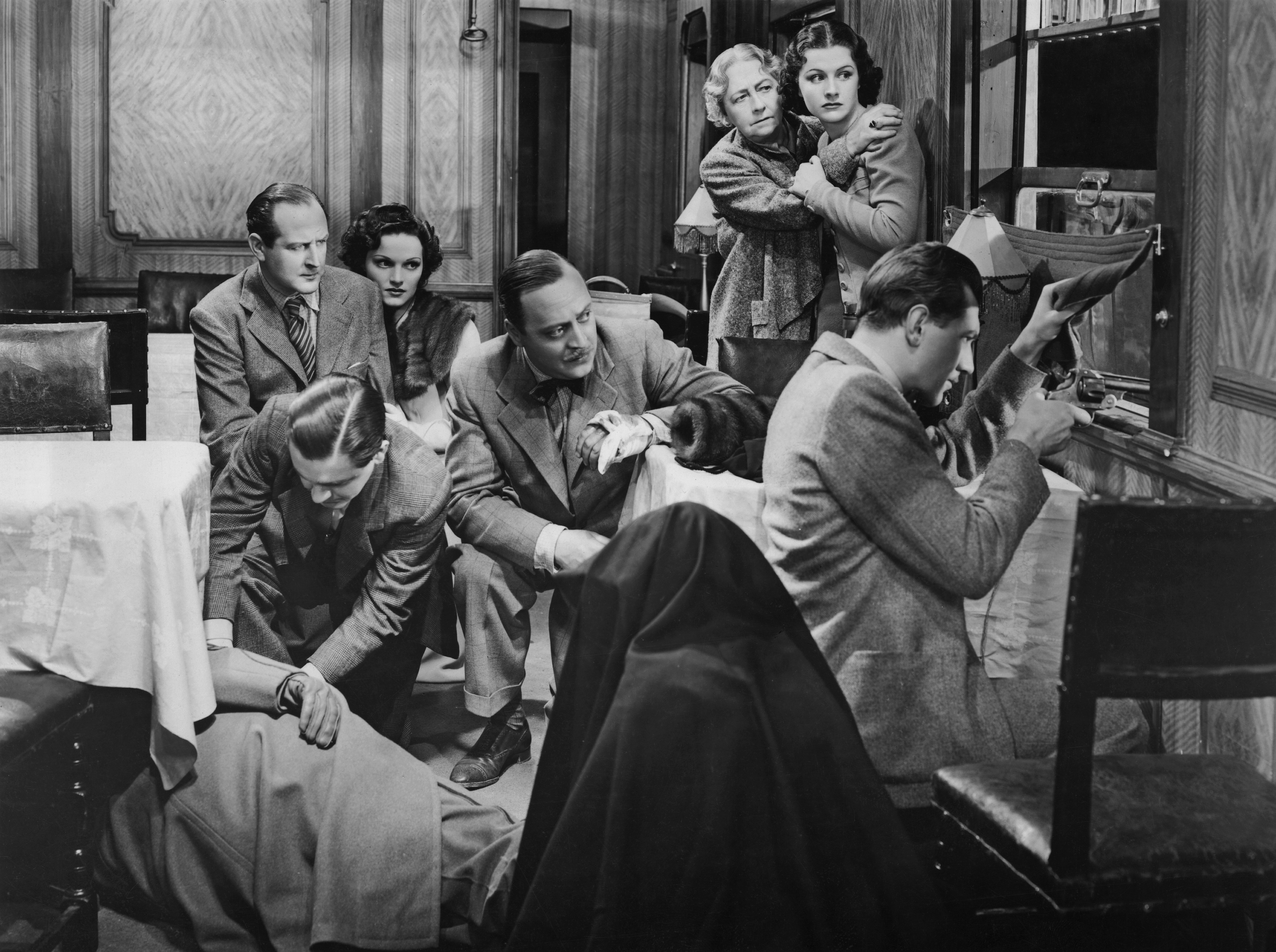 Still of Margaret Lockwood, Cecil Parker, Basil Radford, Michael Redgrave, Linden Travers, Naunton Wayne and Dame May Whitty in The Lady Vanishes (1938)