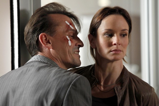 Still of Robert Knepper and Sarah Wayne Callies in Kalejimo begliai (2005)