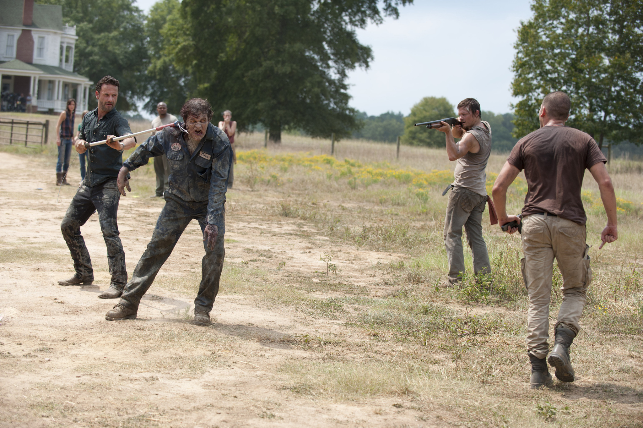 Still of Norman Reedus, Andrew Lincoln, Melissa McBride, Sarah Wayne Callies and Jon Bernthal in Vaiksciojantys negyveliai (2010)