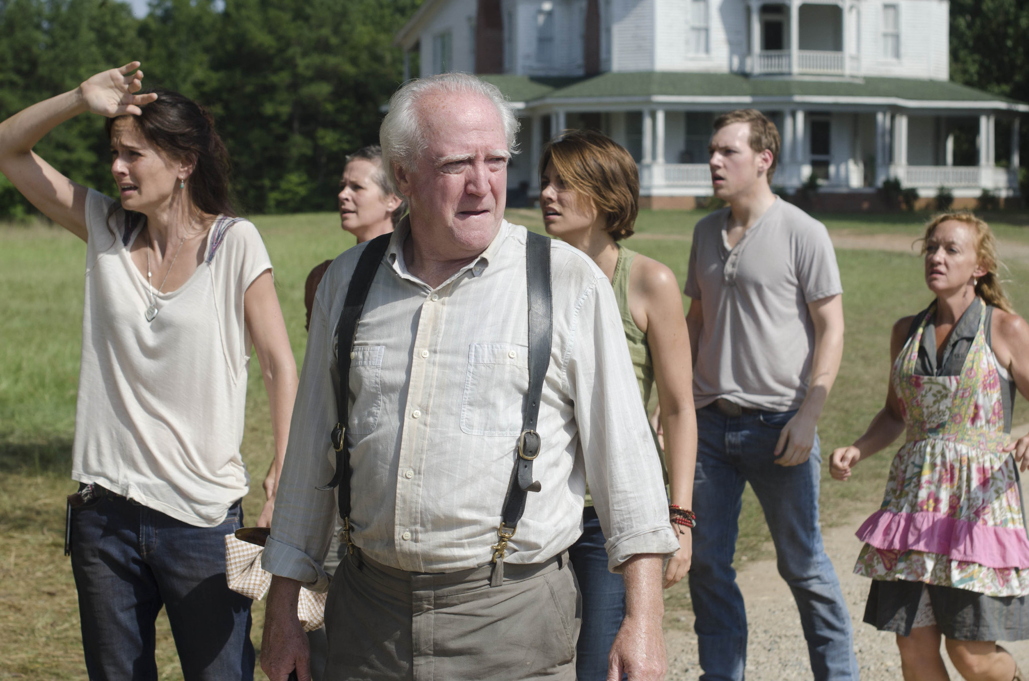 Still of Melissa McBride, Sarah Wayne Callies, Lauren Cohan and Jane McNeill in Vaiksciojantys negyveliai (2010)