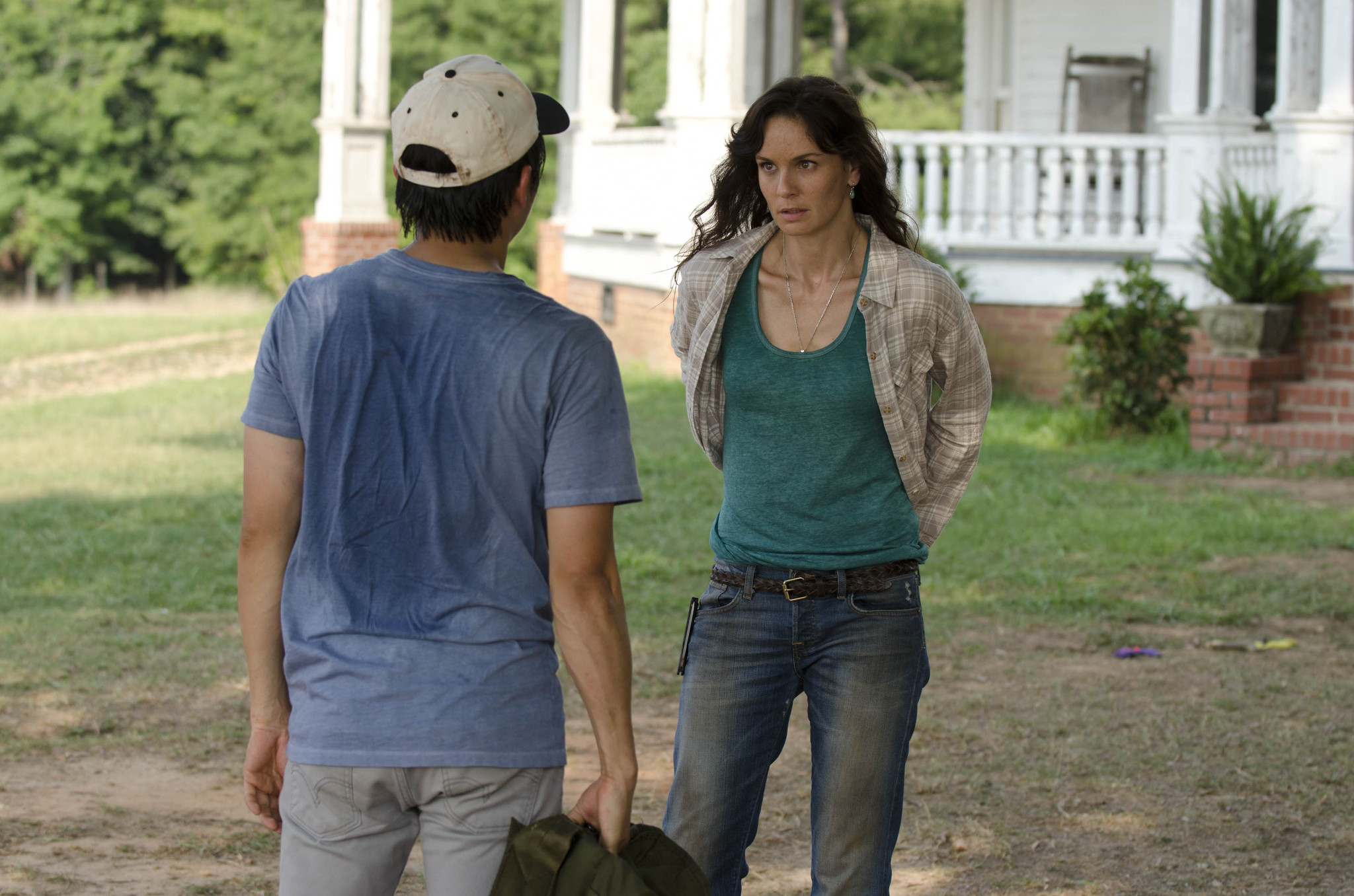 Still of Sarah Wayne Callies and Steven Yeun in Vaiksciojantys negyveliai (2010)