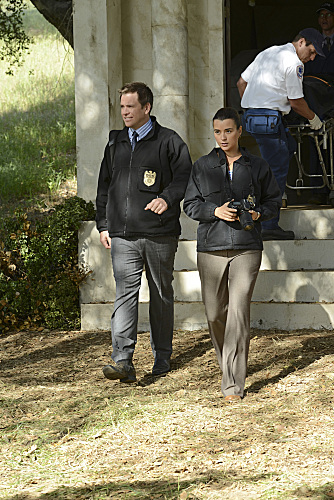 Still of Michael Weatherly and Cote de Pablo in NCIS: Naval Criminal Investigative Service (2003)