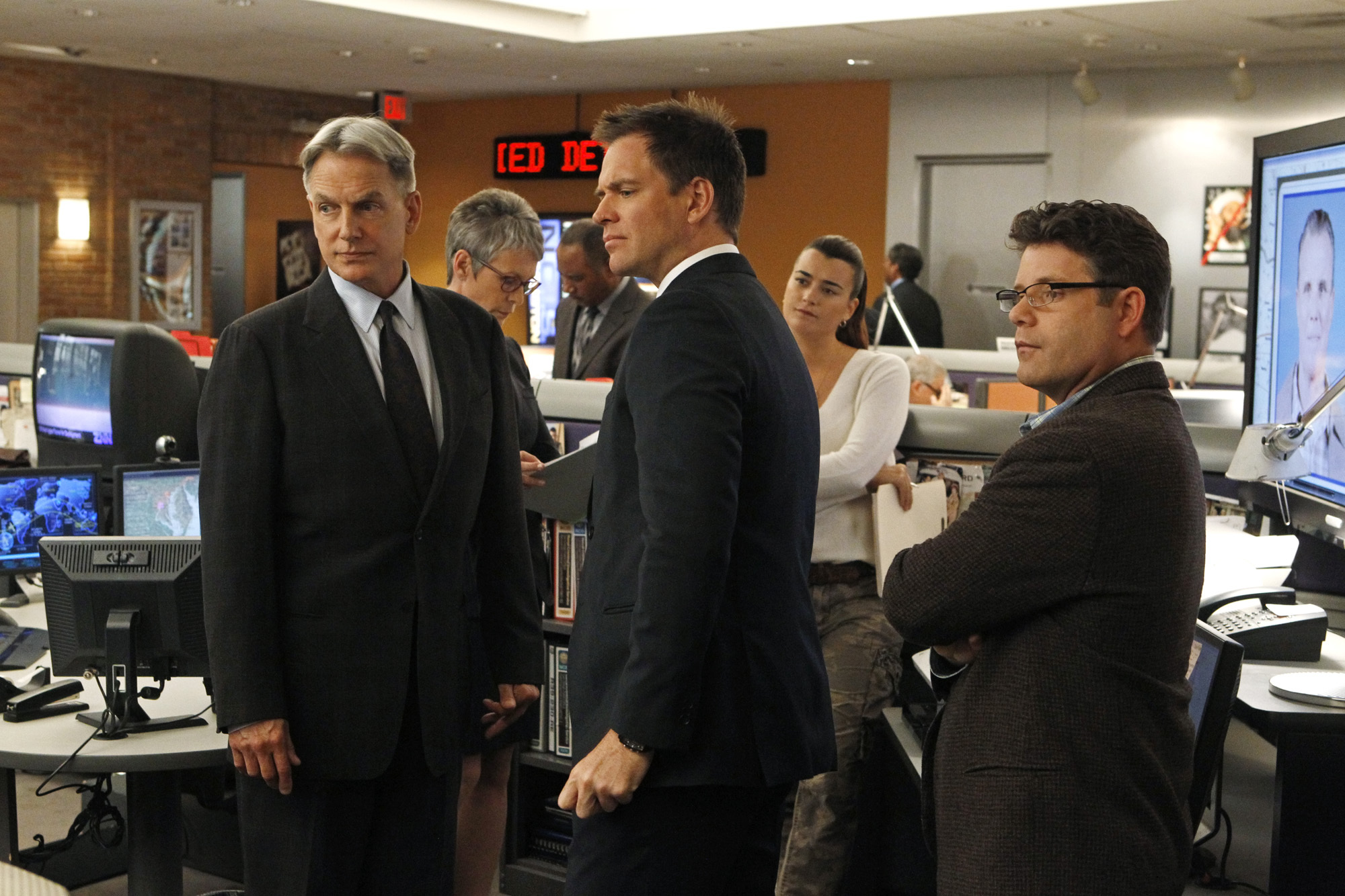 Still of Jamie Lee Curtis, Sean Astin, Mark Harmon and Michael Weatherly in NCIS: Naval Criminal Investigative Service (2003)