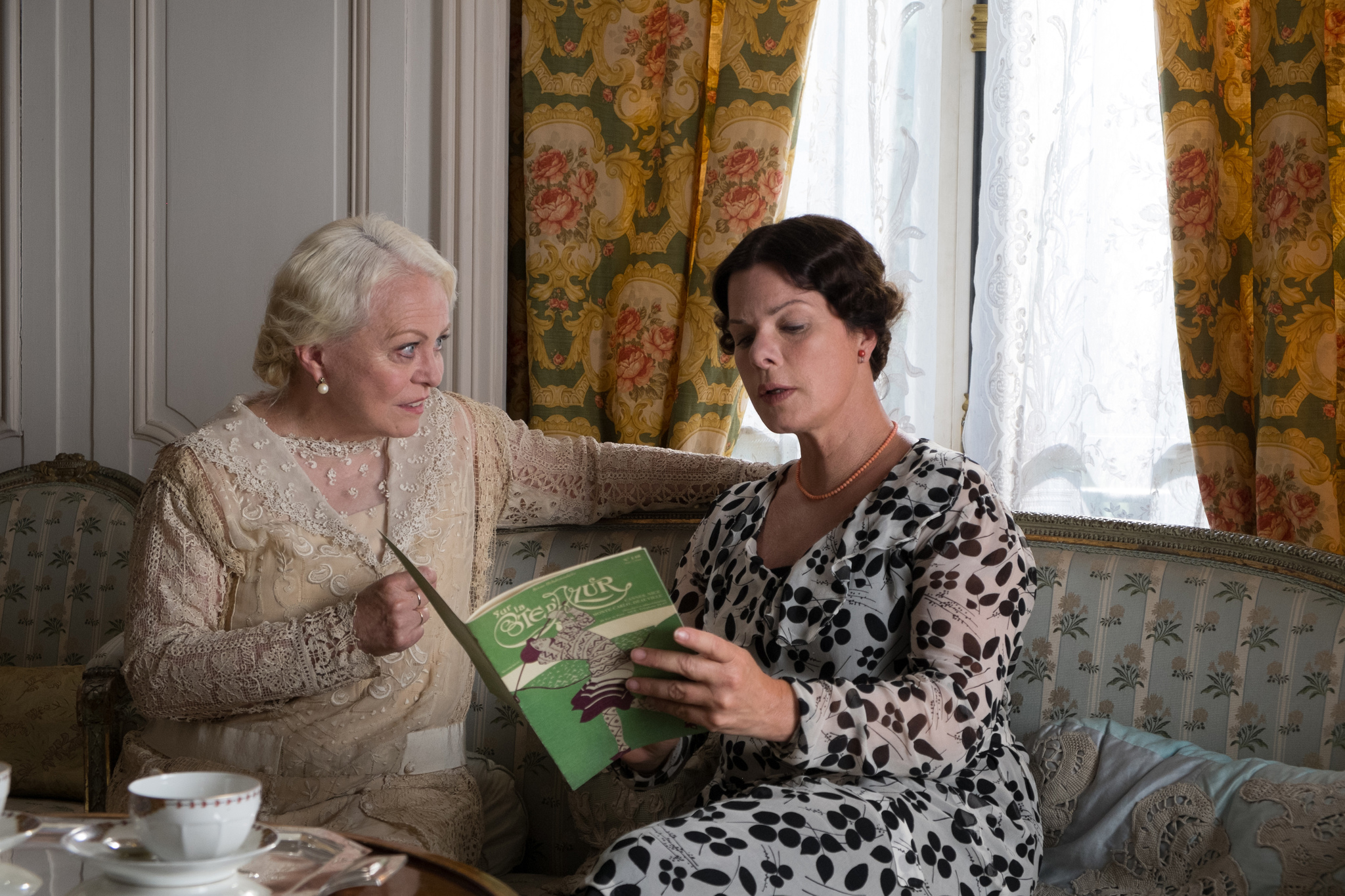 Still of Marcia Gay Harden and Jacki Weaver in Menesienos magija (2014)