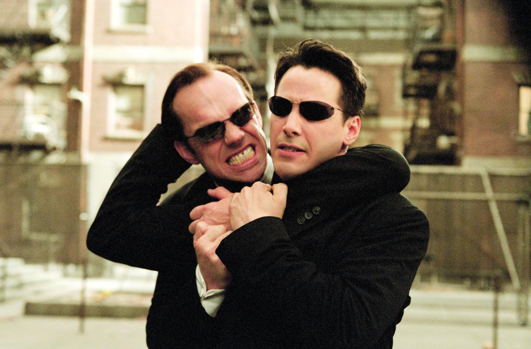 Still of Keanu Reeves and Hugo Weaving in Matrica: Perkrauta (2003)