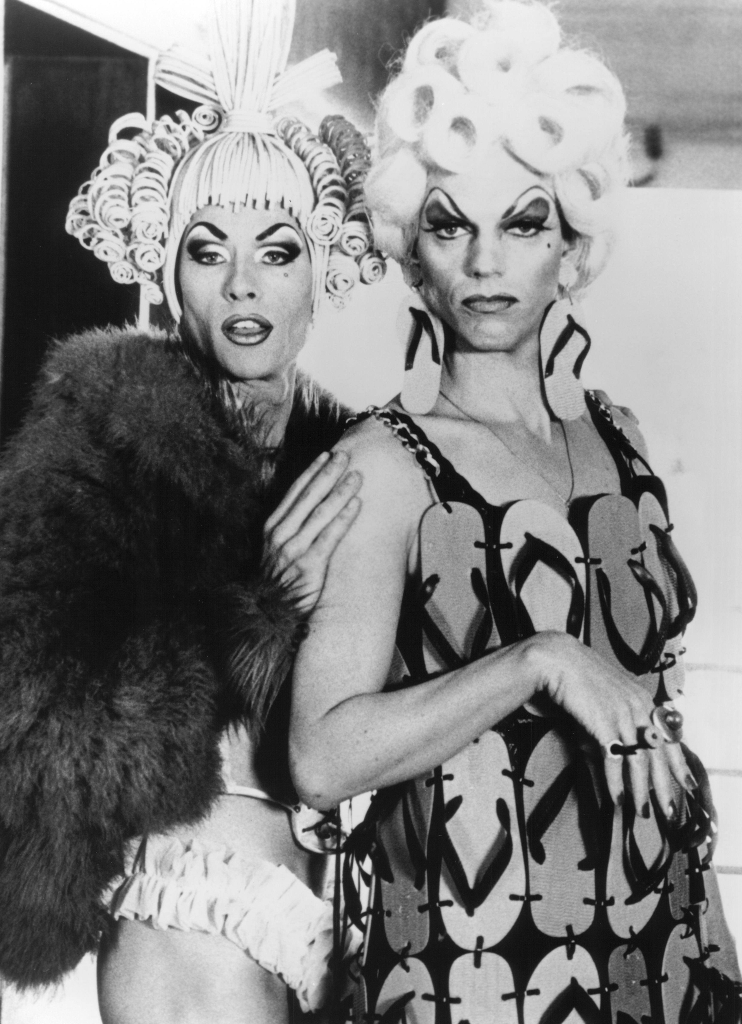 Still of Guy Pearce and Hugo Weaving in The Adventures of Priscilla, Queen of the Desert (1994)