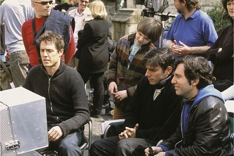 Hugh Grant, Nicholas Hoult, Chris Weitz and Paul Weitz in Gyvenimas pagal ji (2002)