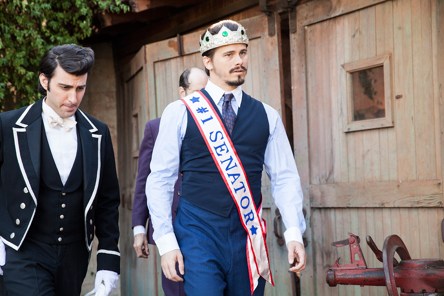 Still of Jason Ritter and Armen Weitzman in Another Period (2015)
