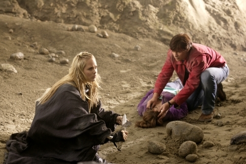 Still of Laura Vandervoort and Tom Welling in Smallville (2001)