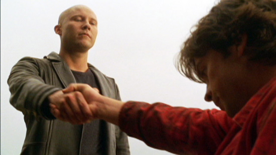 Still of Michael Rosenbaum and Tom Welling in Smallville (2001)