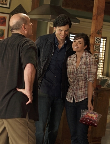 Still of Michael Ironside, Tom Welling and Erica Durance in Smallville (2001)