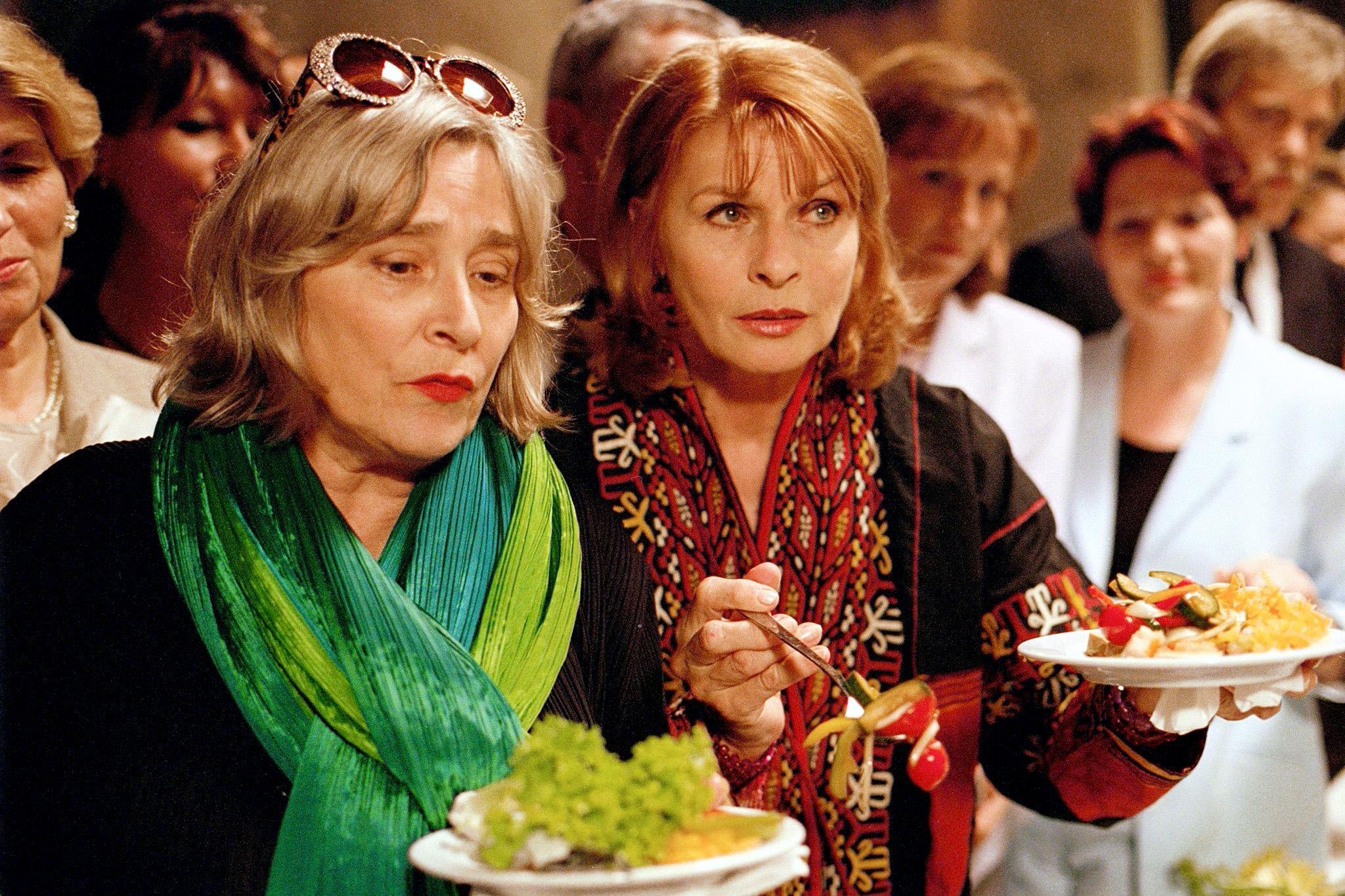 Senta Berger and Emmy Werner in Probieren Sie's mit einem Jüngeren (2000)