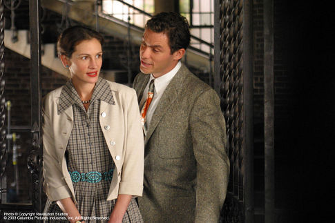 Still of Julia Roberts and Dominic West in Mona Lisa Smile (2003)