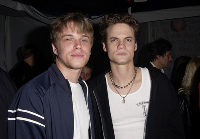 David Tom and Shane West at event of Absoliutus blogis (2002)
