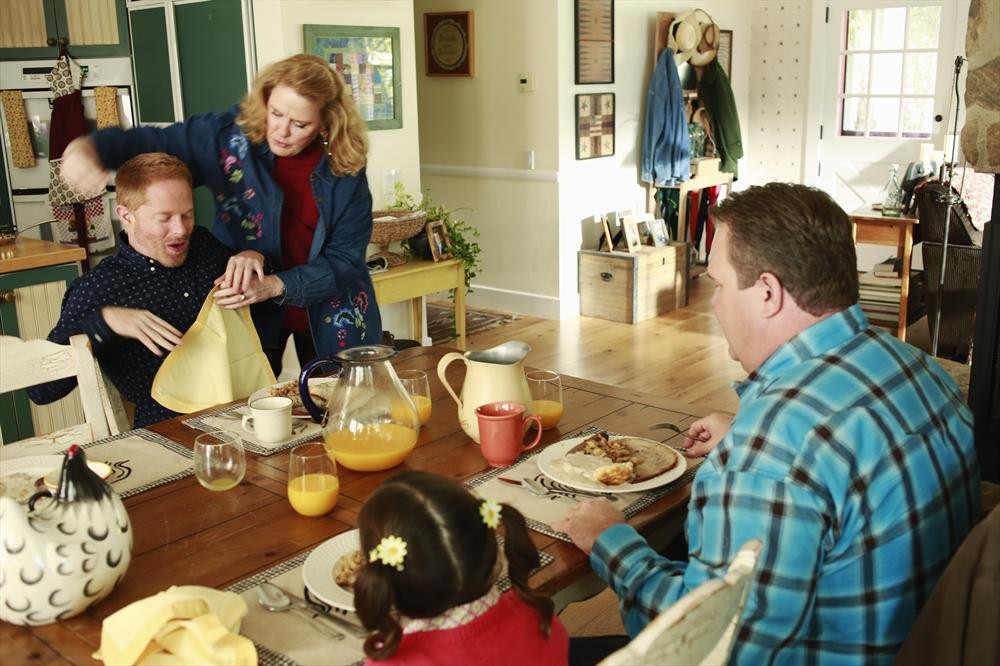 Still of Jesse Tyler Ferguson, Eric Stonestreet, Celia Weston and Aubrey Anderson-Emmons in Moderni seima (2009)