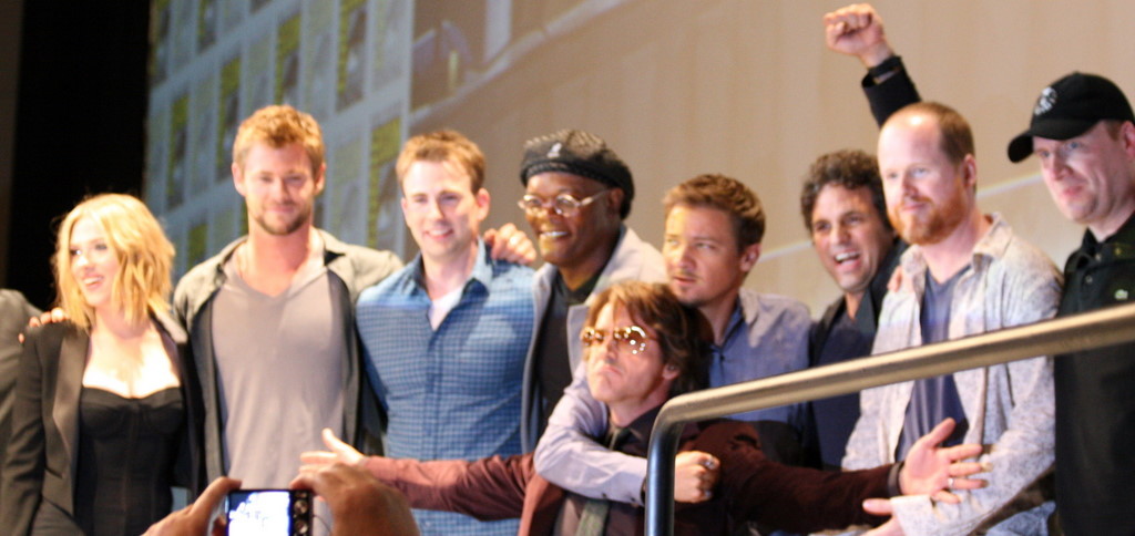 Samuel L. Jackson, Robert Downey Jr., Chris Evans, Scarlett Johansson, Jeremy Renner, Mark Ruffalo, Joss Whedon and Chris Hemsworth at event of Kersytojai (2012)