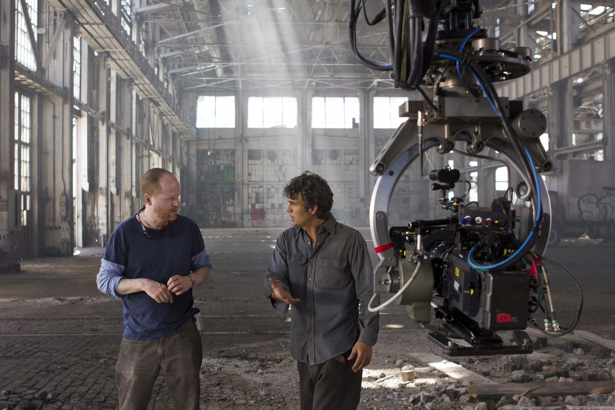 Mark Ruffalo and Joss Whedon in Kersytojai (2012)