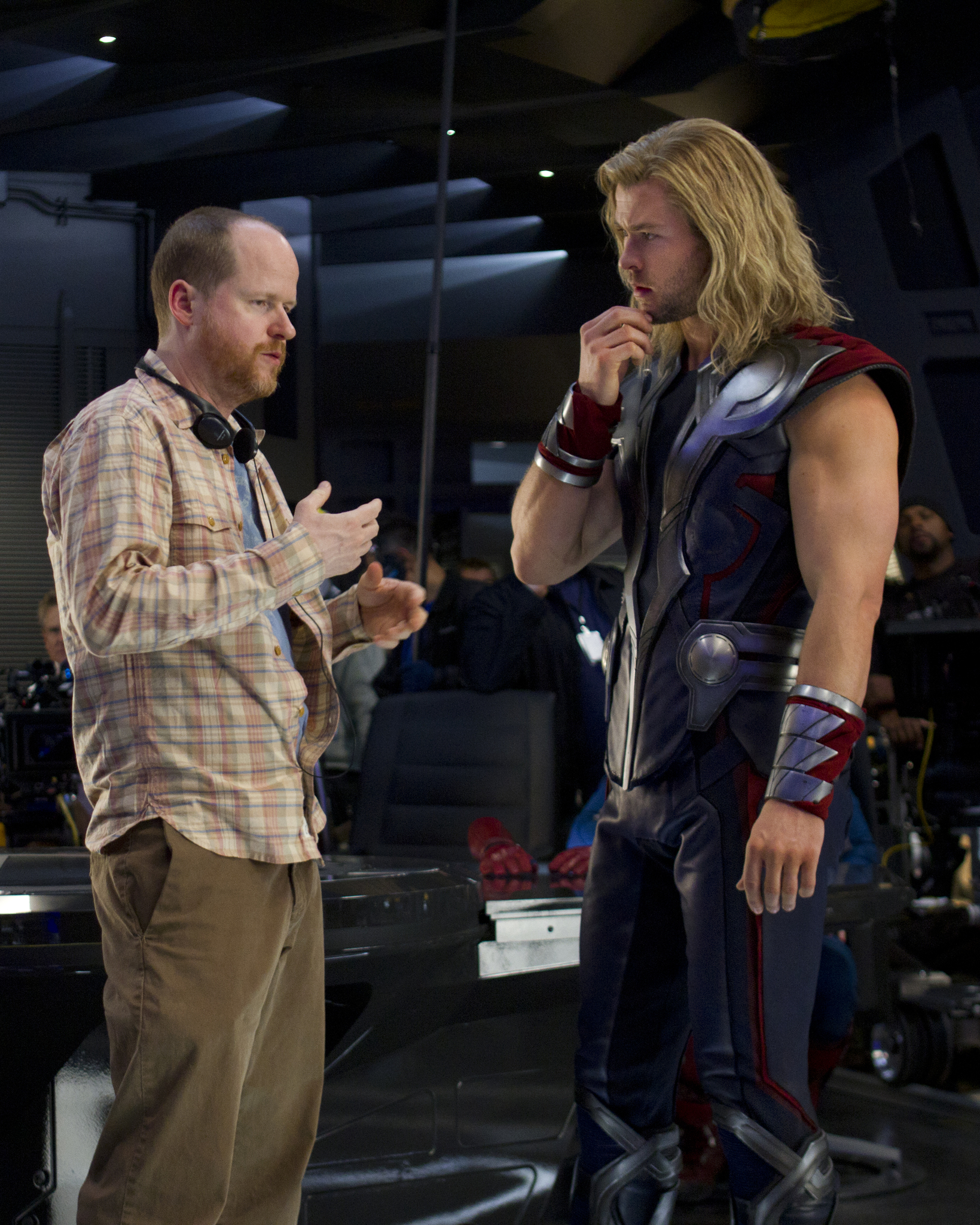 Joss Whedon and Chris Hemsworth in Kersytojai (2012)