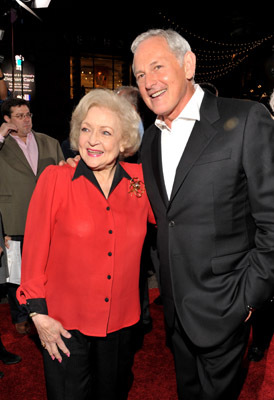 Still of Victor Garber and Betty White in Ir vel tu! (2010)