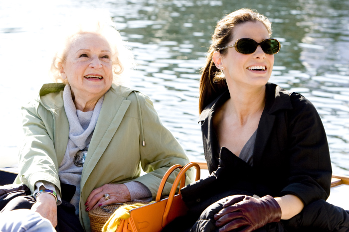Still of Sandra Bullock and Betty White in Pirslybos (2009)