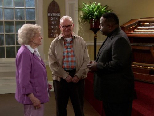 Still of Cedric the Entertainer, Buck Henry and Betty White in Hot in Cleveland (2010)