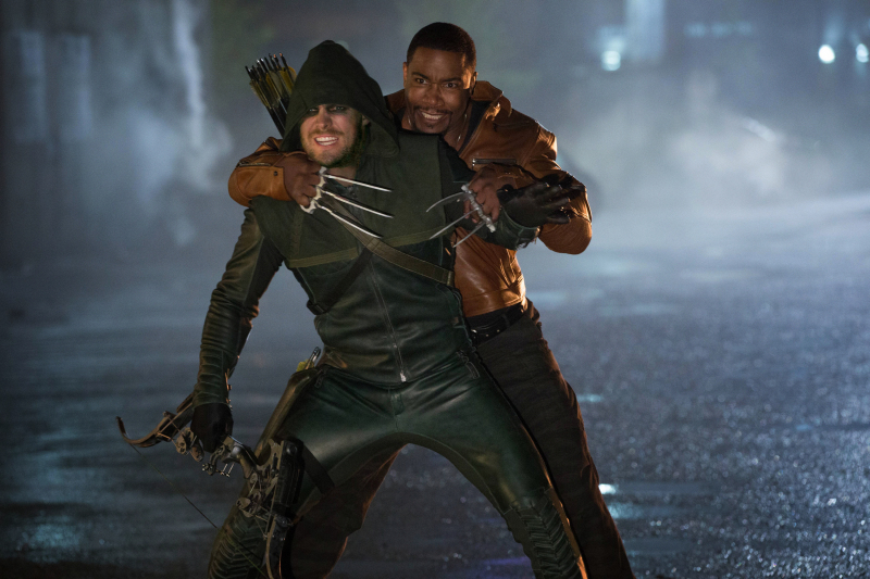 Still of Michael Jai White and Stephen Amell in Strele (2012)