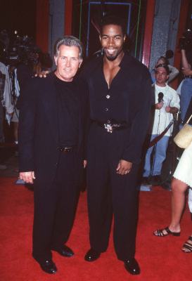 Martin Sheen and Michael Jai White at event of Spawn (1997)