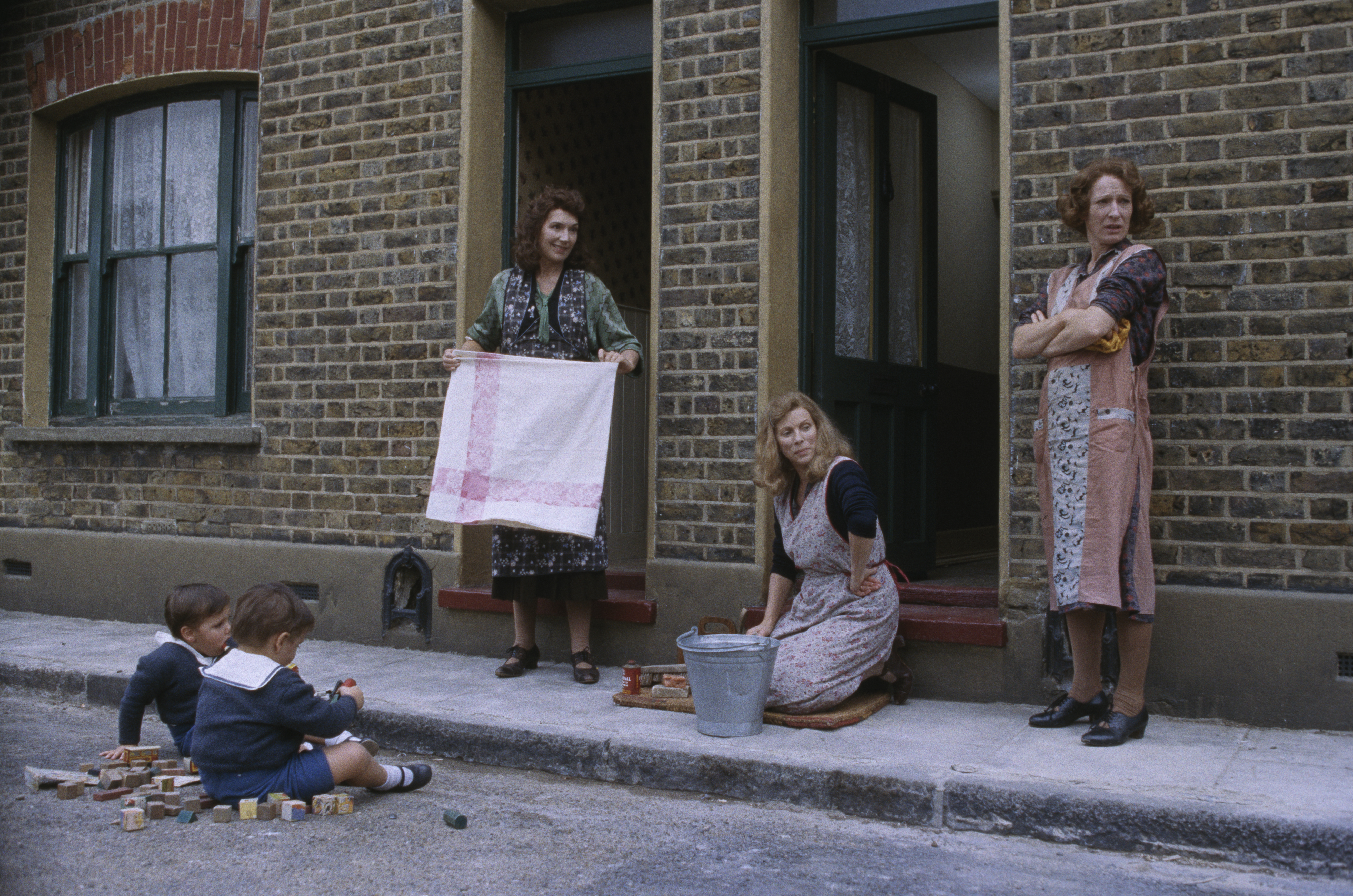 Still of Charlotte Cornwell, Susan Fleetwood, Michael White and Billie Whitelaw in The Krays (1990)