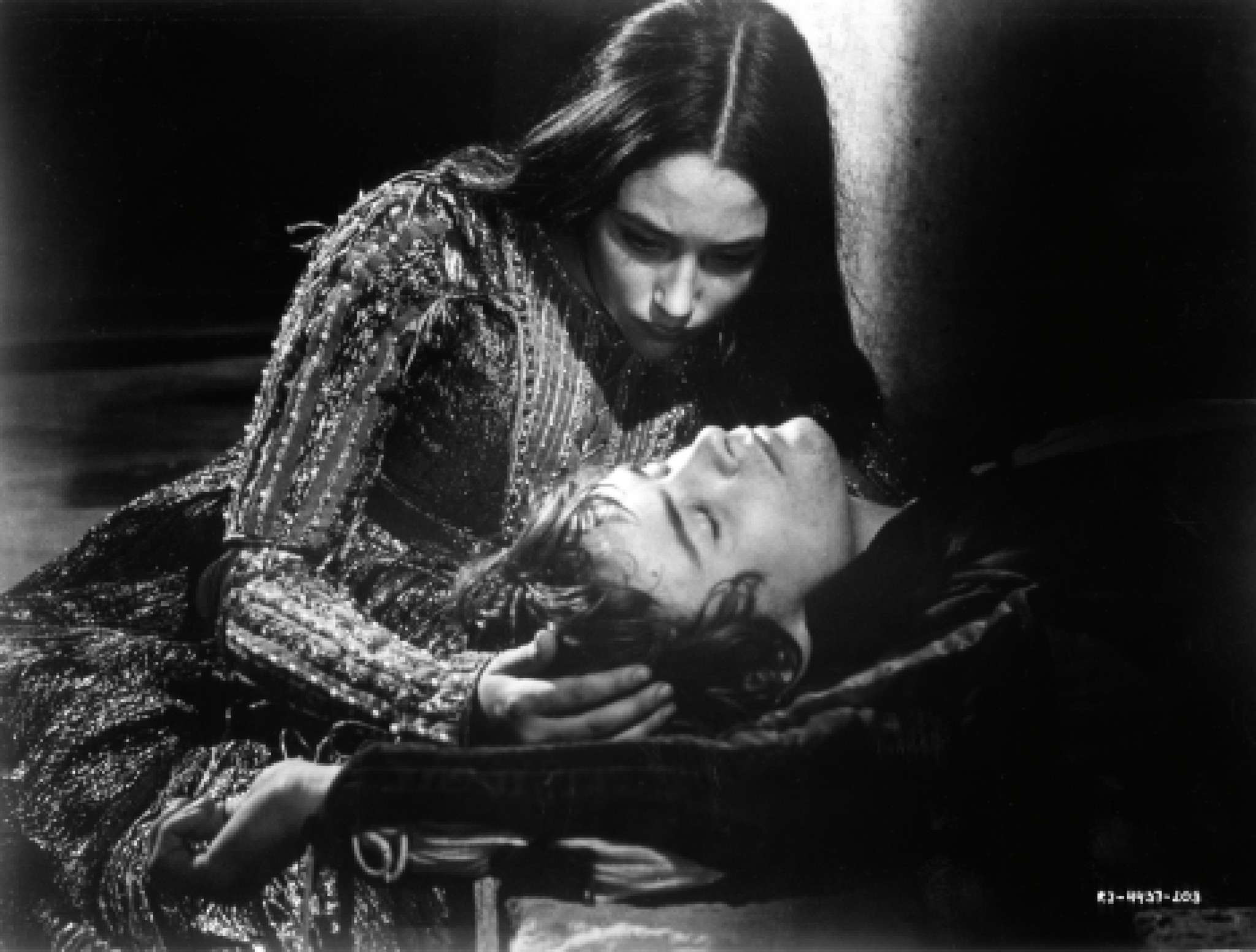 Still of Olivia Hussey and Leonard Whiting in Romeo and Juliet (1968)