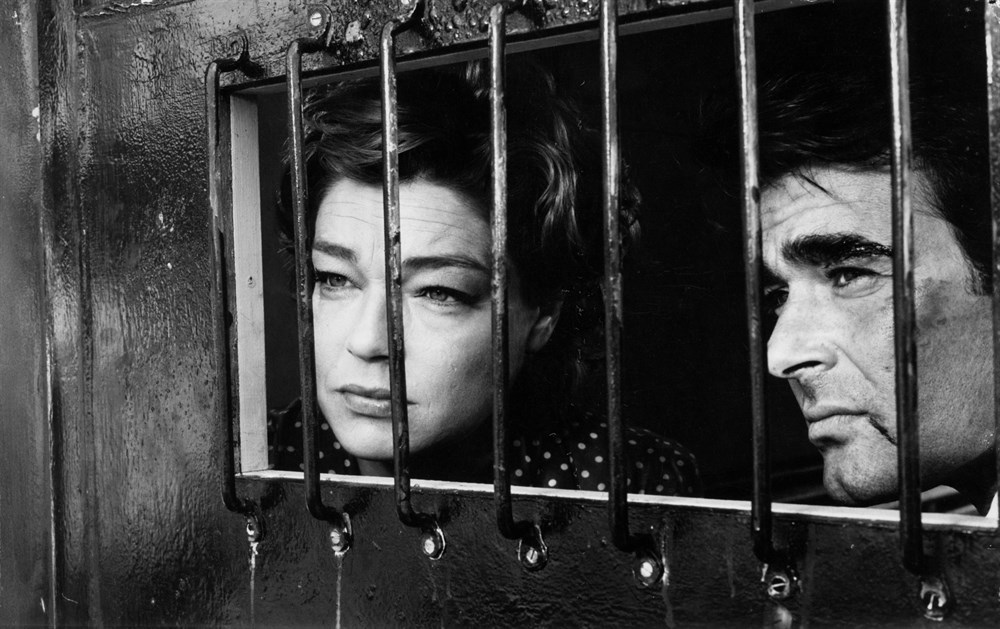 Still of Simone Signoret and Stuart Whitman in Le jour et l'heure (1963)