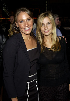 Holly Wiersma and Ali Forman at event of Wonderland (2003)