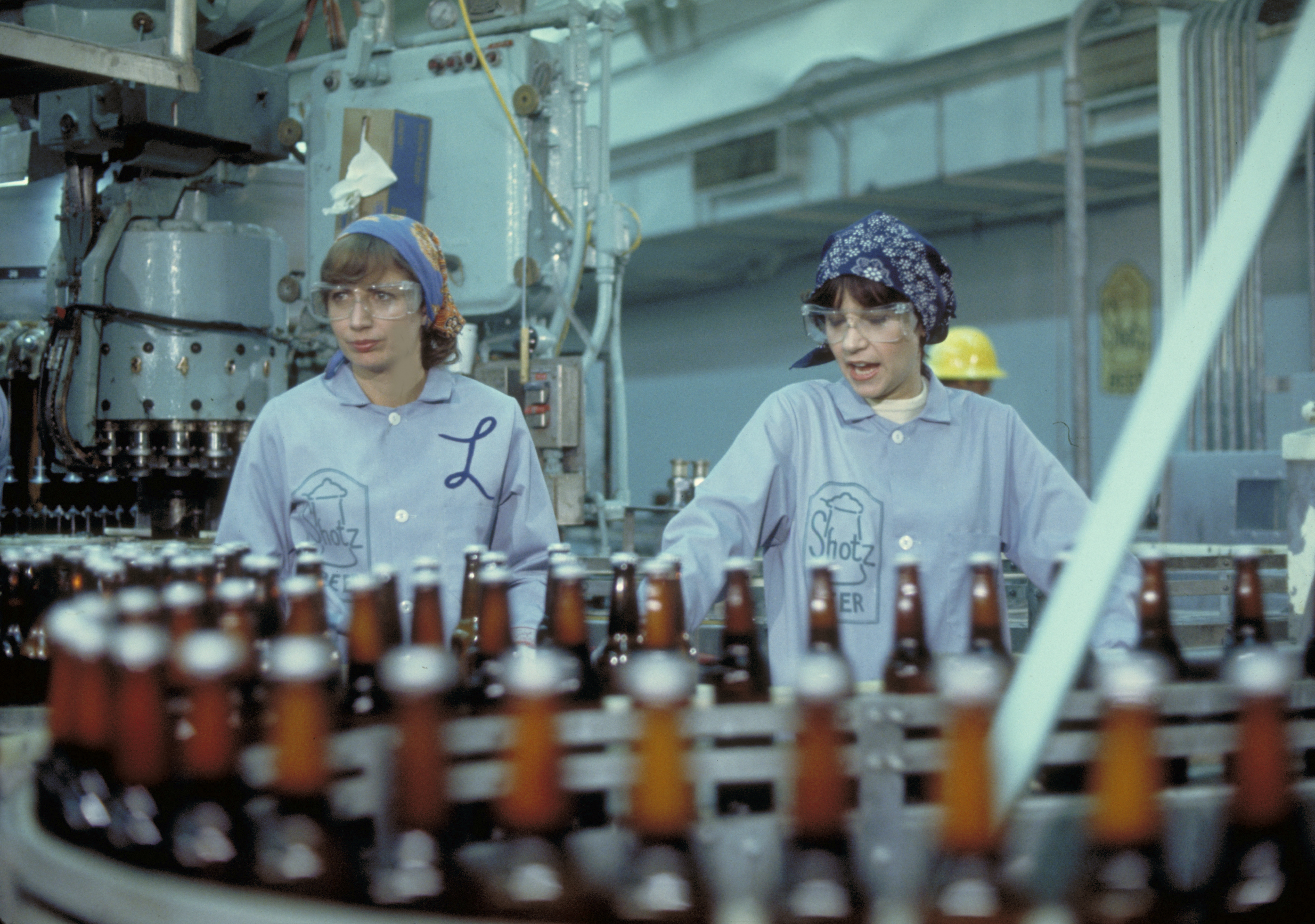 Still of Penny Marshall and Cindy Williams in Laverne & Shirley (1976)
