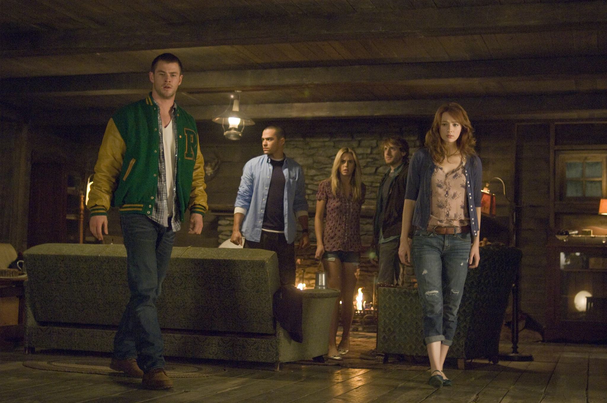 Still of Anna Hutchison, Fran Kranz, Jesse Williams, Chris Hemsworth and Kristen Connolly in Namas girios gludumoj (2012)