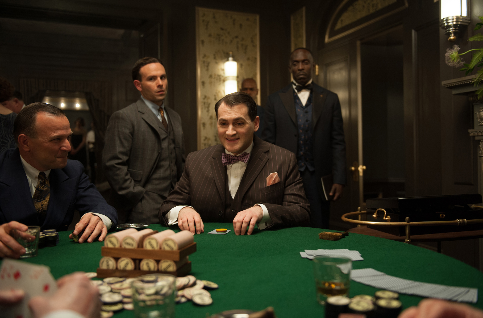 Still of Michael Stuhlbarg, Ned Luke, Michael Kenneth Williams and Anatol Yusef in Sausas istatymas: mafijos gimimas (2010)