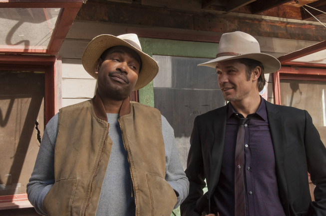 Still of Timothy Olyphant and Mykelti Williamson in Justified (2010)