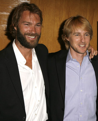 Owen Wilson and Andrew Wilson at event of The Wendell Baker Story (2005)