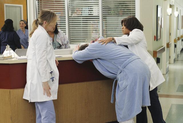 Still of Ellen Pompeo and Chandra Wilson in Grei anatomija (2005)