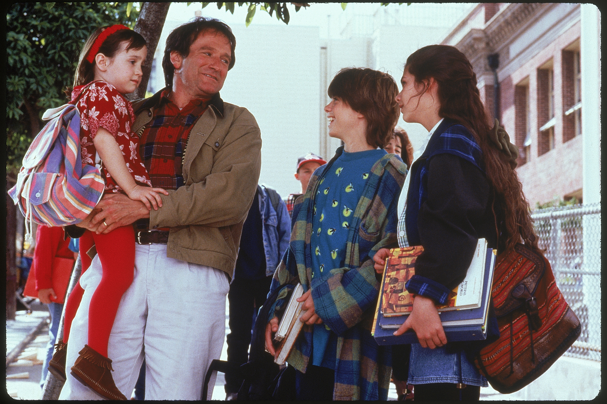 Still of Robin Williams, Lisa Jakub, Matthew Lawrence and Mara Wilson in Mrs. Doubtfire (1993)