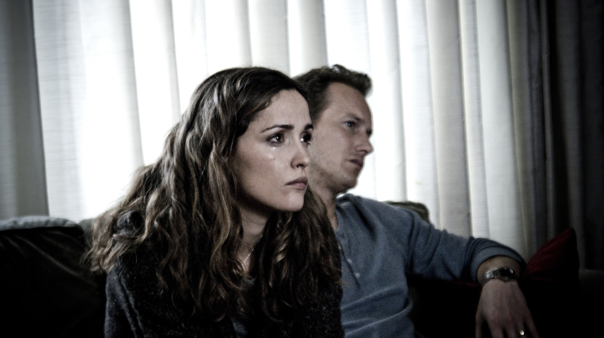 Still of Rose Byrne and Patrick Wilson in Tunas tamsoje (2010)