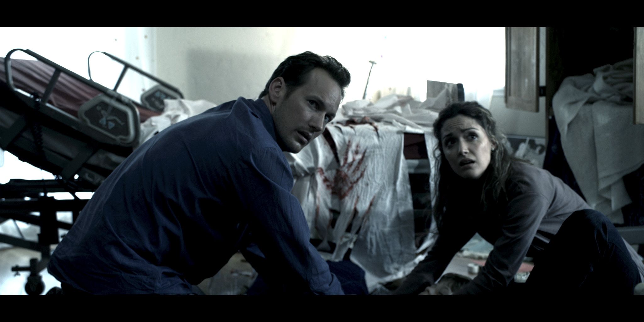 Still of Rose Byrne and Patrick Wilson in Tunas tamsoje (2010)